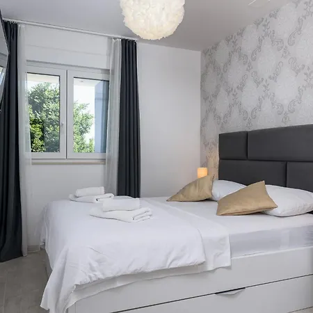 アパート Relax トロギール